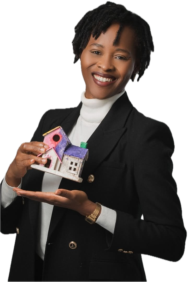 Adjoua Laetitia Konan présentant une maquette de maison